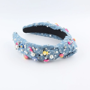 Detail von hellblauem Denim-Haarreifen mit bunten Anhängern, Strass und Perlen