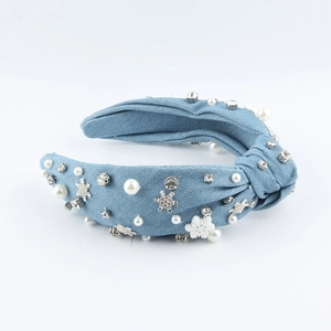 Detailansicht eines Denim-Haarreifens mit Perlen, Strass und Schneeflocken