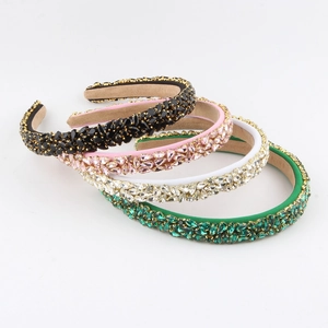 Détail de serre-tête de luxe en strass en quatre couleurs avec doublure en velours et griffes