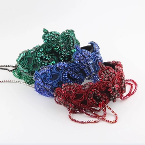 Serre-têtes couronne de luxe avec strass, pompons verts, bleus et rouges avec broderie