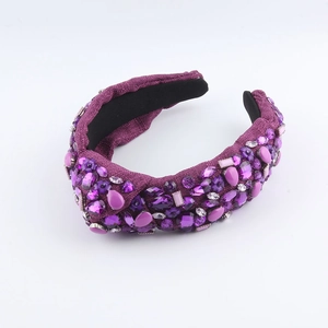 Détail du serre-tête baroque violet de luxe orné de cristaux et de strass brillants