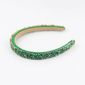 Détail du serre-tête vert orné de cristaux émeraude et d'une doublure en velours doux