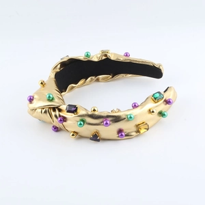 Serre-tête baroque doré avec nœud, perles colorées et pierres sur fond blanc pur