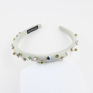 Serre-tête chic en éponge vert clair avec strass brillants et étiquette faite main