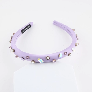 Serre-tête élégant violet clair avec strass, perles et finition en tissu artisanal