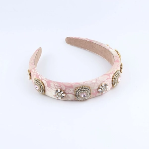 Détails de luxe du serre-tête baroque rose avec fleurs en strass et perles nacrées
