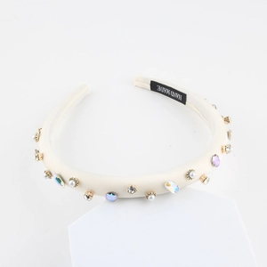 Vue détaillée du serre-tête en satin fait main avec strass colorés et perles blanches