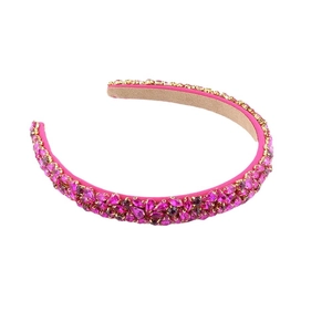 Serre-tête en éponge rouge rose avec des strass roses et violets sur fond blanc immaculé