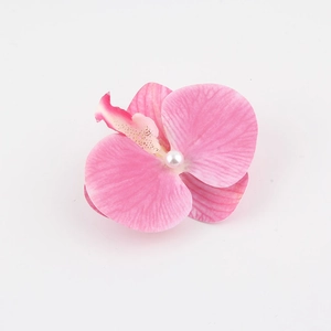 Dettaglio di orchidea rosa artificiale con texture realistica e perla centrale finta