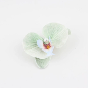 Dettaglio del fermaglio per capelli a orchidea con petali verde chiaro e perla bianca