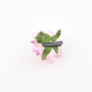 Fermaglio per capelli con rosa in tessuto rosa foglie verdi e clip in metallo nero