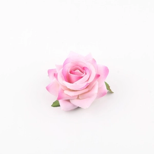 Testa di fiore rosa in seta con sfumature e foglie verdi per accessori fai-da-te