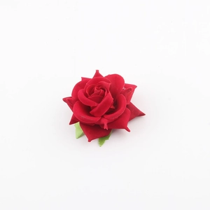 Dettaglio del fermaglio per capelli a rosa in resina velluto rosso con foglie