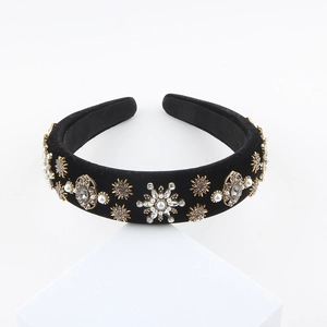 Détails des perles baroques et des strass sur un serre-tête en velours luxueux