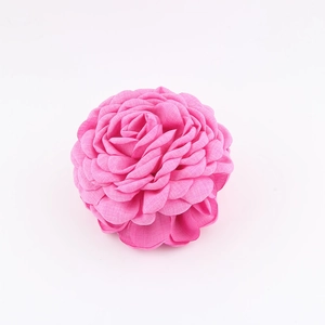 Dettaglio molletta per capelli a rosa rosa fatta a mano con petali in tessuto e trama lino