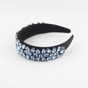 Détail de fleurs en cristal bleu sur un serre-tête de luxe en velours noir