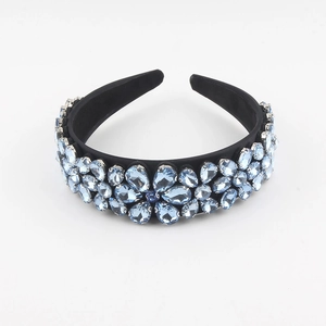 Détails de motifs floraux en cristal bleu clair sur un serre-tête large en velours noir