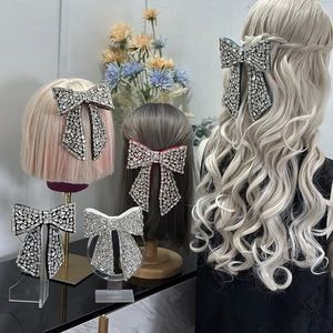 Dettaglio di fermagli per capelli in velluto di lusso con strass e nastri lunghi