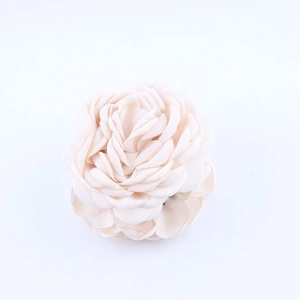 Dettaglio dei petali di rosa in tessuto crema con una delicata trama tessile