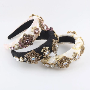 Barock-Schwammstirnbänder mit Vintage-Metallblumen und bunten Kristallsteinen