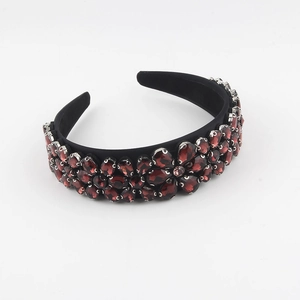 Serre-tête baroque orné de cristaux rouges et strass sur tissu en velours noir