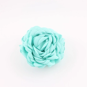 Dettaglio macro di petali di rosa in tessuto verde menta per accessori per capelli DIY
