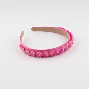 Dettaglio del cerchietto in seta rosa con cristalli a cuore e fodera antiscivolo