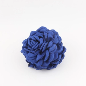 Dettaglio ravvicinato della rosa in tessuto blu zaffiro con petali multistrato testurizzati