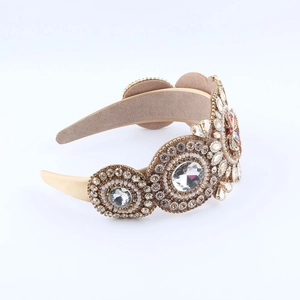 Serre-tête baroque doré orné de strass étincelants de luxe et de perles blanches