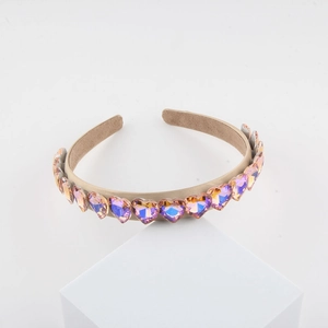 Cerchietto barocco in raso champagne con cristalli a cuore scintillanti e iridescenti