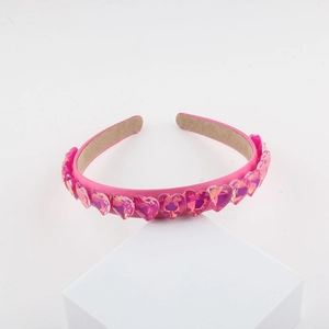 Cerchietto barocco con cristalli rosa a forma di cuore su supporto espositivo bianco