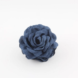 Vista macro dettagliata di un fermaglio per capelli a rosa in denim blu scuro con petali