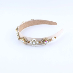 Details des champagnerfarbenen Satin-Haarreifs mit Perlen, Rosen und Strass