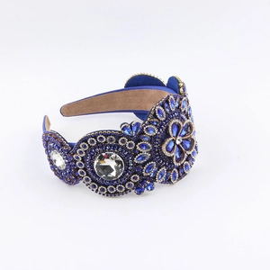 Serre-tête baroque de luxe orné de strass bleus et cristaux sur tissu en velours