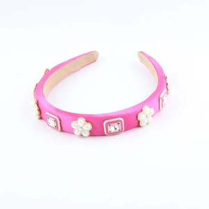 Schicker rosa Satin-Haarreif mit weißen Blumendetails und funkelnden Strasssteinen