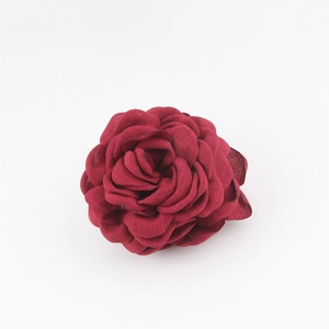 Dettaglio dei petali di rosa in tessuto bordeaux che mostra la trama del tessuto