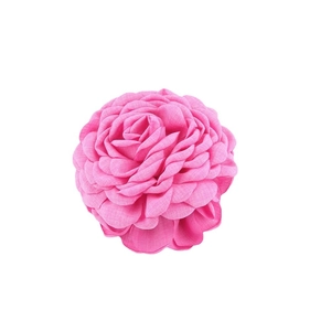Fermaglio a fiore in tessuto rosa acceso con petali realistici su sfondo bianco puro