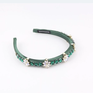 Serre-tête baroque rembourré avec cristaux verts et fleurs en strass sur velours