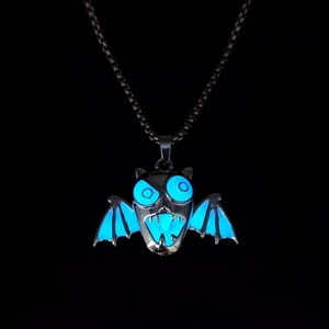 Luminous bat pendant necklace with blue glow in the dark effect for Halloween style