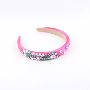 Dettaglio del cerchietto in raso rosa con strass multicolori e fodera interna antiscivolo