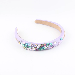 Dettaglio cerchietto in tessuto viola chiaro con strass colorati a forma di marquise e a goccia