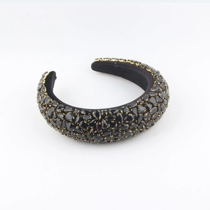 Serre-tête rembourré de luxe avec cristaux noirs et griffes dorées au style baroque chic