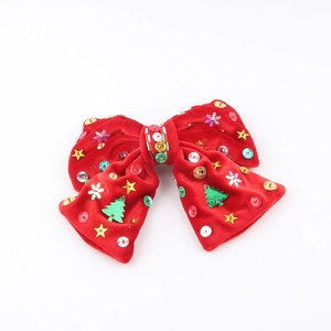 Gros plan d'un nœud papillon de Noël en velours rouge avec paillettes et détails sapin