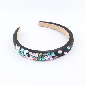 Cerchietto imbottito di lusso con strass colorati e catena dorata per feste eleganti