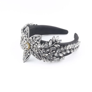 Vue détaillée du serre-tête de luxe en forme de feuilles avec strass gris et base en velours