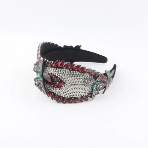 Serre-tête large de luxe avec cristaux colorés et détail papillon sur velours noir