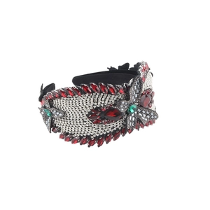 Serre-tête large de luxe avec strass et gemmes rouges pour des coiffures de fête élégantes