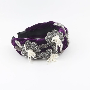 Serre-tête tressé en velours violet avec fleurs en cristal et franges de perles