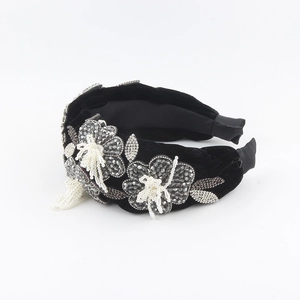 Serre-tête baroque en velours noir avec cristaux floraux, perles et détails de tresse torsadée