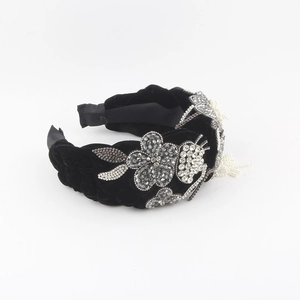Détails du serre-tête baroque en velours noir avec fleurs en cristal et pompons perles